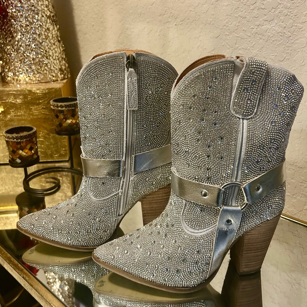 ***SOLD***Dingo Rhinestone Cowboy Boots